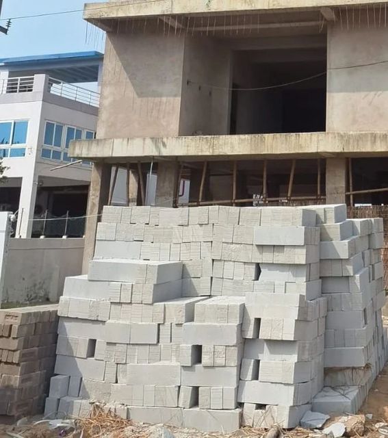 Lightweight Block Color Grey Shape Cubical Design Hollow Block Material AAC Density 500–600 kg/m³ Size 12 in x 4 in x 2 Surface Finish - Image 1