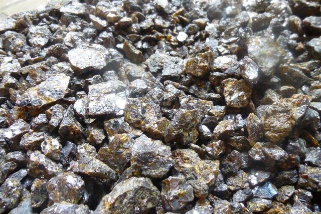 Indonesian Natural Sphalerite Rough Stone – Mixed Grade Bulk Supply - Image 1