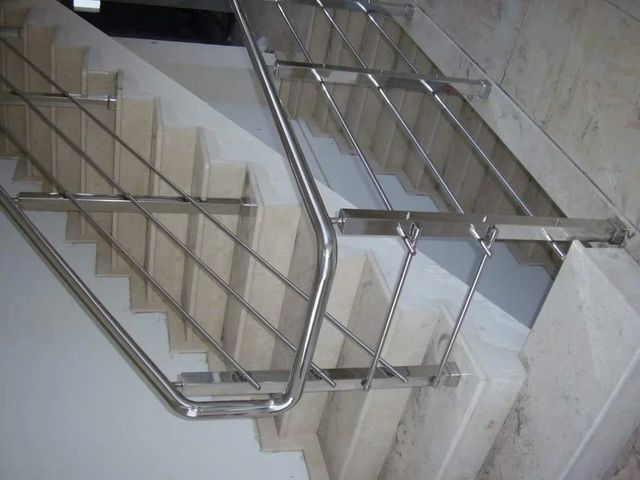 Round Stainless Steel Pipe Railing, For Home, SS316L Design Panel Color Silver Mounting Type Floor Material Grade - Image 2