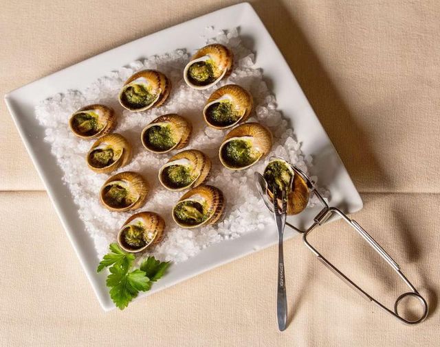Burgundy snails Color Burgundy Storage Temperature –18 °c Preparation Method Ready For Direct Consumption. Heat In A Preheated Oven At 180 °c For 8/10 Minutes. Serve - Image 4