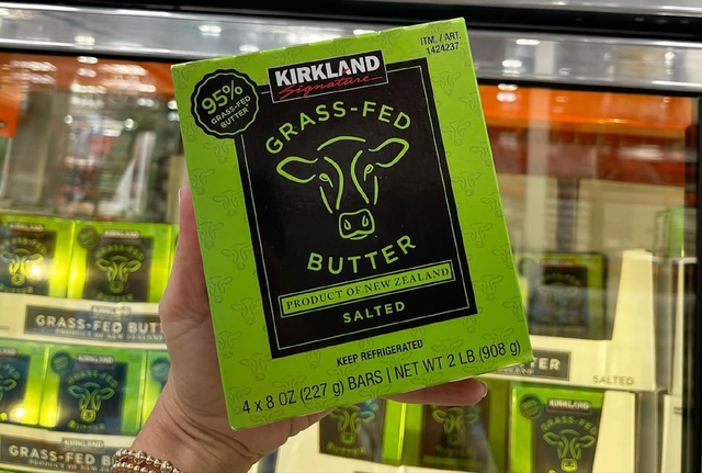 BEST KIRKLAND 95% GRASS-FED BUTTER 2LB SALTED BUTTER ON Color Rich Golden Color Total Pack Size 32oz (907g) Features 95% Grass Fed Butter - Image 4