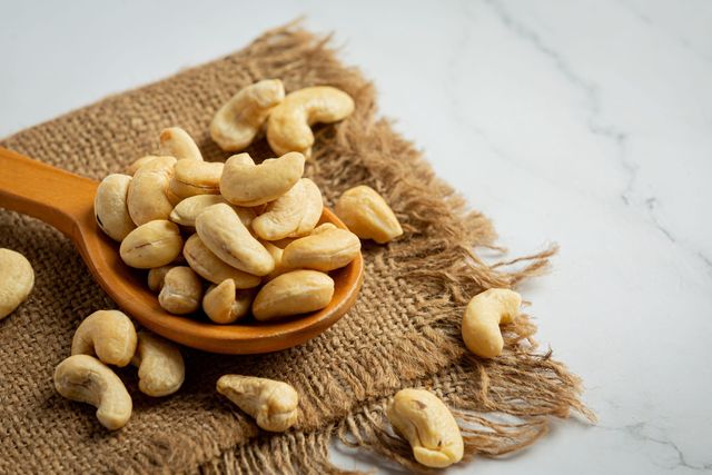 Cashew Nuts (W240, W330, W180) Packaging 20KG Form Whole Organic No Degree of Processing Fresh Origin India, Sri Lanka, Thailand - Image 4