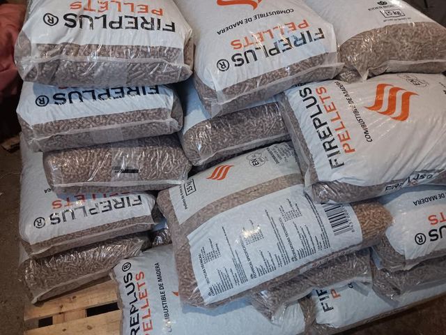 Share to Wholesale Pure 100% Wood pellets Pure Wood Pellet Grade A 15kg or 1000kgs Packages Wood pellets - Image 2