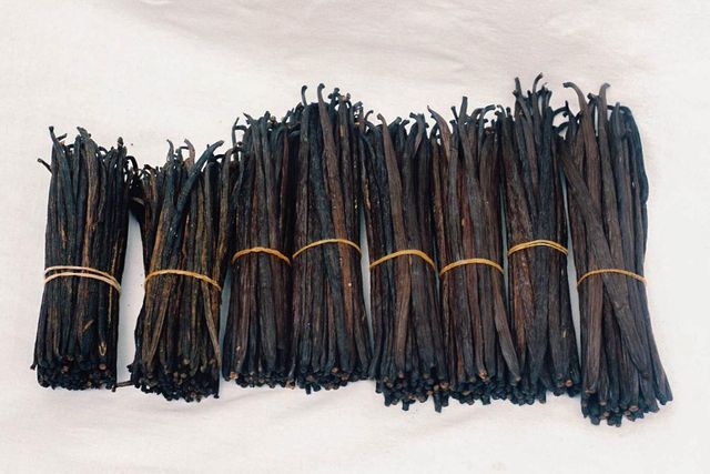 VANILLA BEANS Sodium 0.0 G Protein 3.8 G Size 15-18 Cm Humidity 32-38% Origin Madagascar Forms <10 Kbe / G Dietary Fiber 22.2 G - Image 3