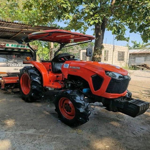 High Power Kubota L4018 4WD Agricultural Tractor 40HP With Multiple Attachments Designed For Sale - Image 4
