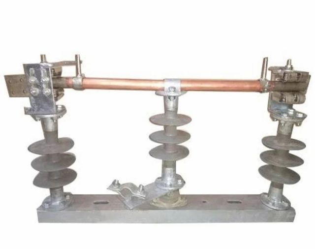 Electric Polymer Isolator, Horizontal Phase 3 Voltage 1250 V No. Of Poles 3 Rated Voltage 33 kV Mounting Type - Image 1