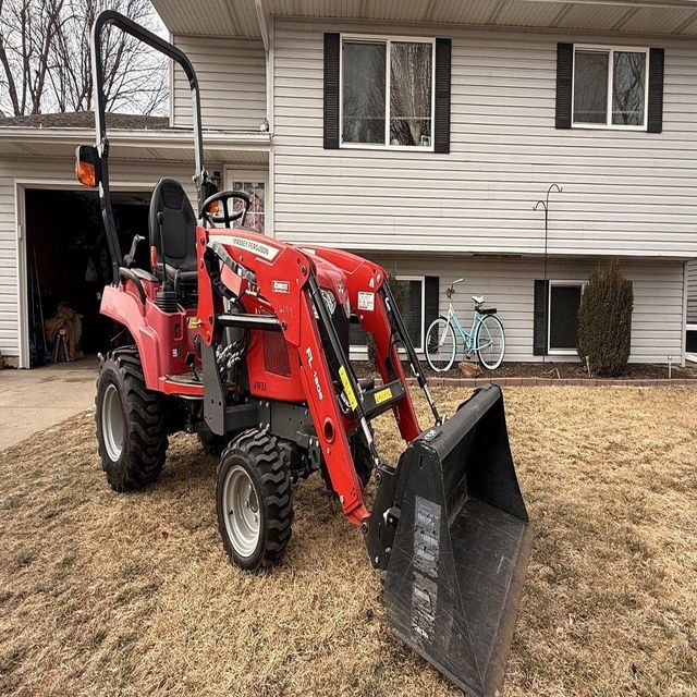 Used Massey Ferguson GC1723E 2WD Wheel Tractors with Automatic Pump Engine Gearbox Fast Delivery Low Price For Sale - Image 3