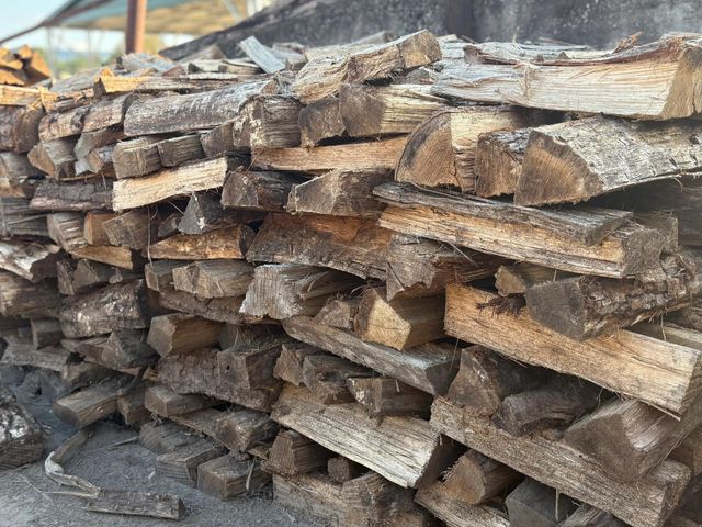Wholesale supply of premium hardwood firewood mix with oak beech and mangrove logs ideal for restaurants bakeries and home users who need consistent heat and long burning performance every day - Image 3