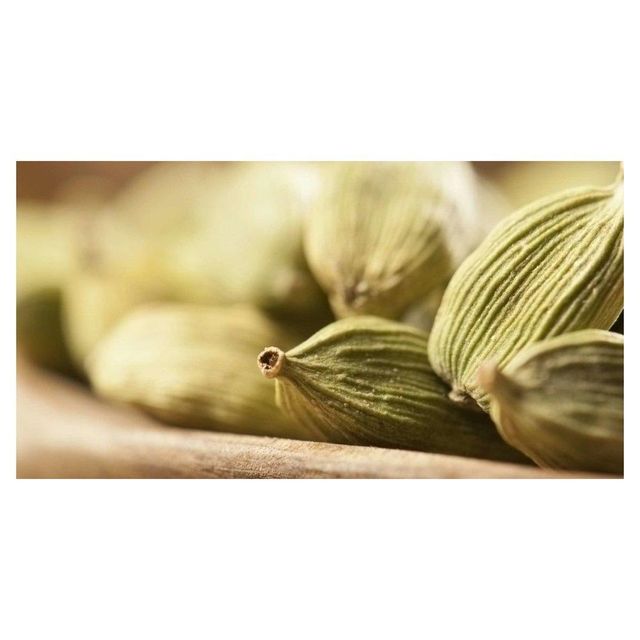 Green cardamom for spice blends desserts and culinary applications Fresh green cardamom packed hygienically for long shelf life Bulk green cardamom supply for wholesalers and food industries Handpicked green cardamom with uniform size and premium grading - Image 3