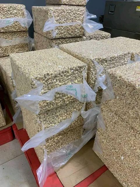 Cashew Nuts Form Whole Organic Yes Origin Nigeria Flavor Natural Color Excellent Storage Type Dry Texture High Crunch Shelf Life 12 Months - Image 1