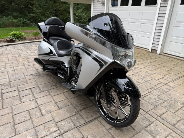 USED 2011 VICTORY VISION TOUR MOTORCYCLE AIR-COOLED 106CI FREEDOM V-TWIN SIX-SPEED TRANSMISSION – product photo 2, product detail gallery