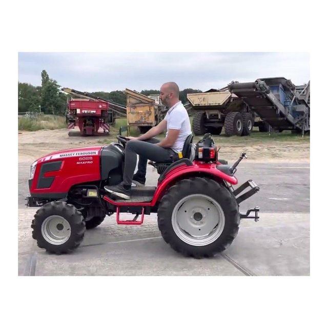 Distributors supply massey ferguson f1004c 4x4wd compact tractor for sale for small farms - Image 3