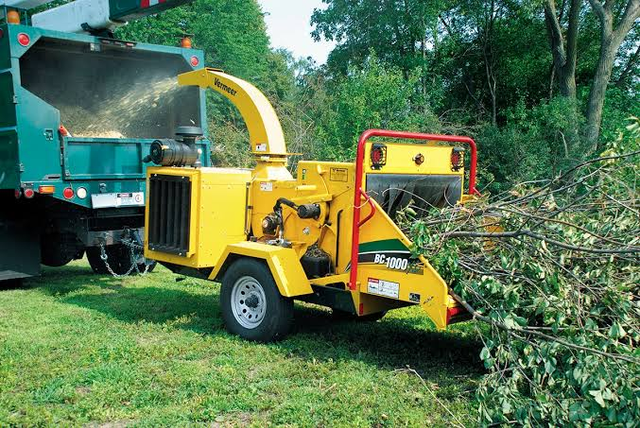 Hydraulic Wood Chipper Machine for Efficient Wood Waste and Branch Processing - Image 4