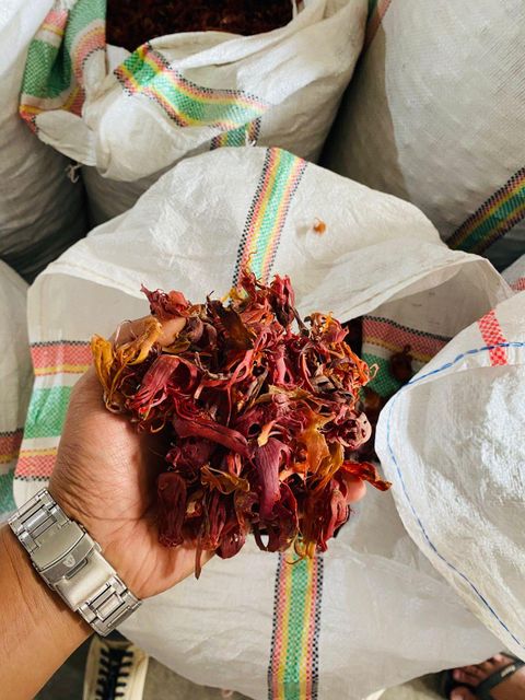 Mace Form Whole Color Bright Red Max. Moisture (%) <5% Drying Process sundried Packaging Craft Box @ 5kgs Origin Sulawesi, Indonesia - Image 2