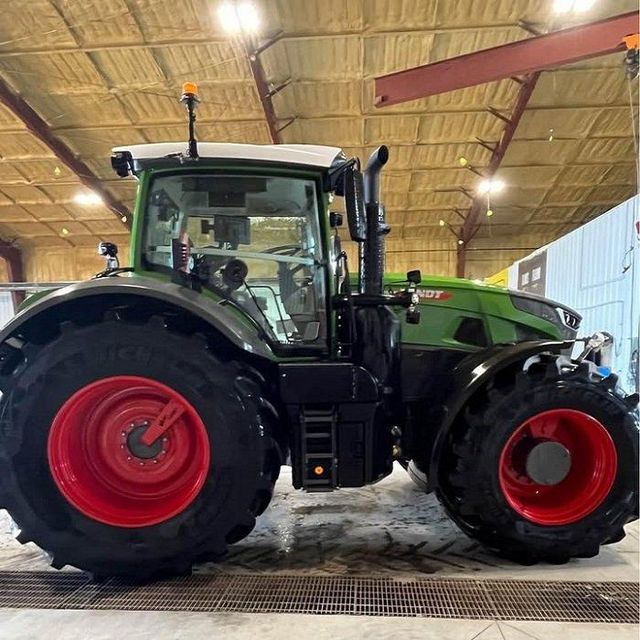 New Fendt 942 Vario Tractor Heavy Duty 4WD Diesel Engine Smart Farming System Suitable for Large Scale Farms Projects - Image 4