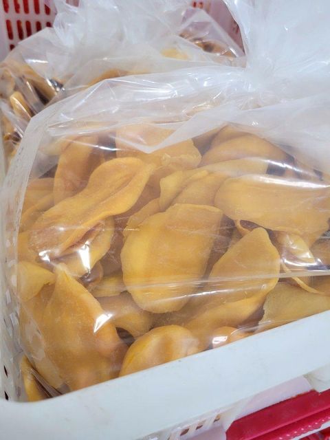 Vietnamese Soft Dried Mango Slices - Image 3