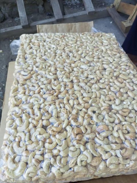cashew nut Form Whole Organic Yes Origin Tanzania Degree of Processing Natural - Image 1