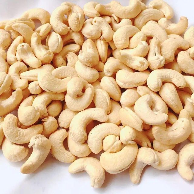 Raw Cashew Nuts whole and broken - Image 2